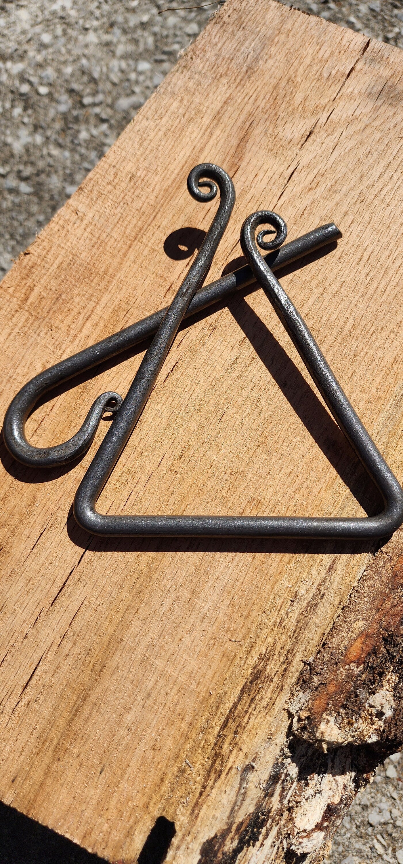Large Hand-Forged Dinner Bell Triangle – Farmhouse Porch Bell with Clear Ringing Tone & Forged Striker | Rustic Outdoor Signal Bell